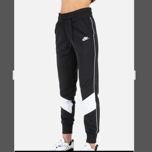 ✔️Women’s Nike Heritage Track Pants XL NWT